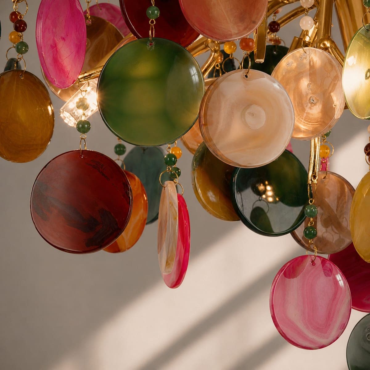 Lustre à disques de verre coloré, en détail — image d’univers