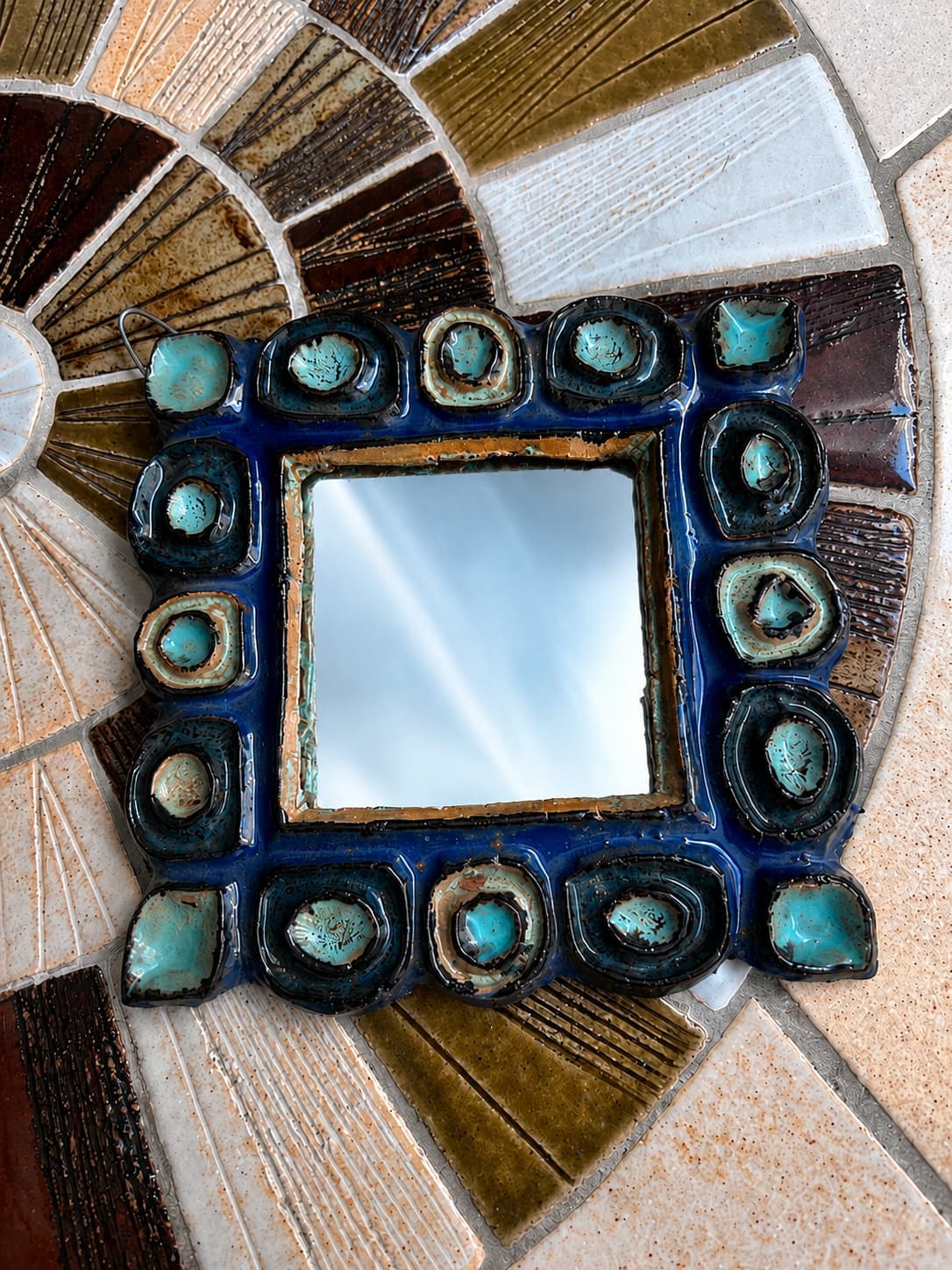 Miroir à cadre de céramique émaillée bleue — image d’univers