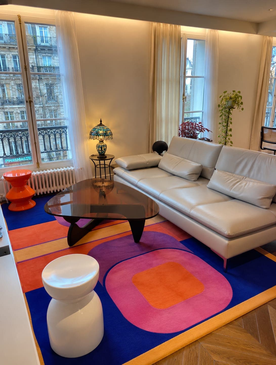 Salon d’un appartement parisien aux couleurs franches — image d’univers, Maison Adelane